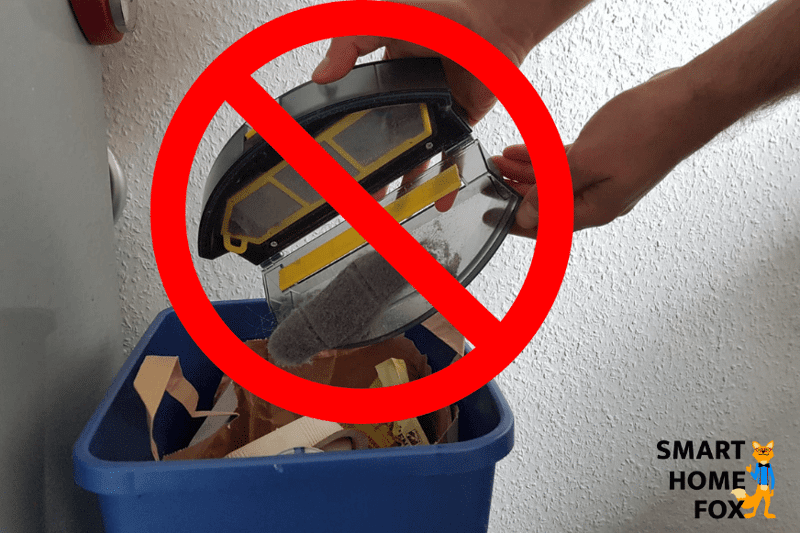 Ein Bild zeigt, dass der mobile Staubbehälter nicht mehr per Hand ausgeleert werden muss